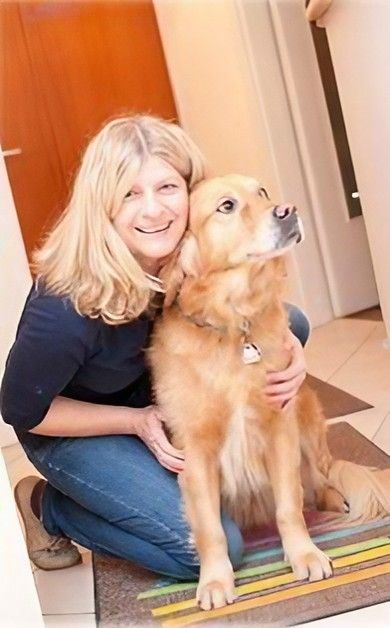 Claudia Cerulla mit einem tierischen Begleiter (Hund)